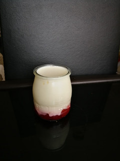 Una foto de Yogurt firme con mermelada