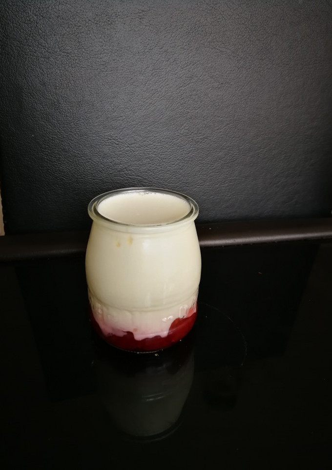 Una foto de Yogurt firme con mermelada