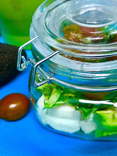 Una foto de Ensaladas para Picnic 1:Ensalada de aguacate, rúcula y burrata