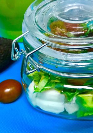 Una foto de Ensaladas para Picnic 1:Ensalada de aguacate, rúcula y burrata