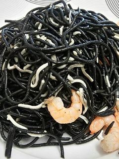 Una foto de Spaghettis negros con gulas y langostinos
