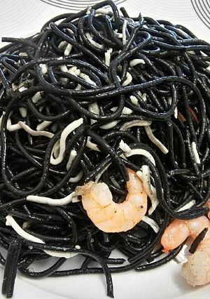 Una foto de Spaghettis negros con gulas y langostinos