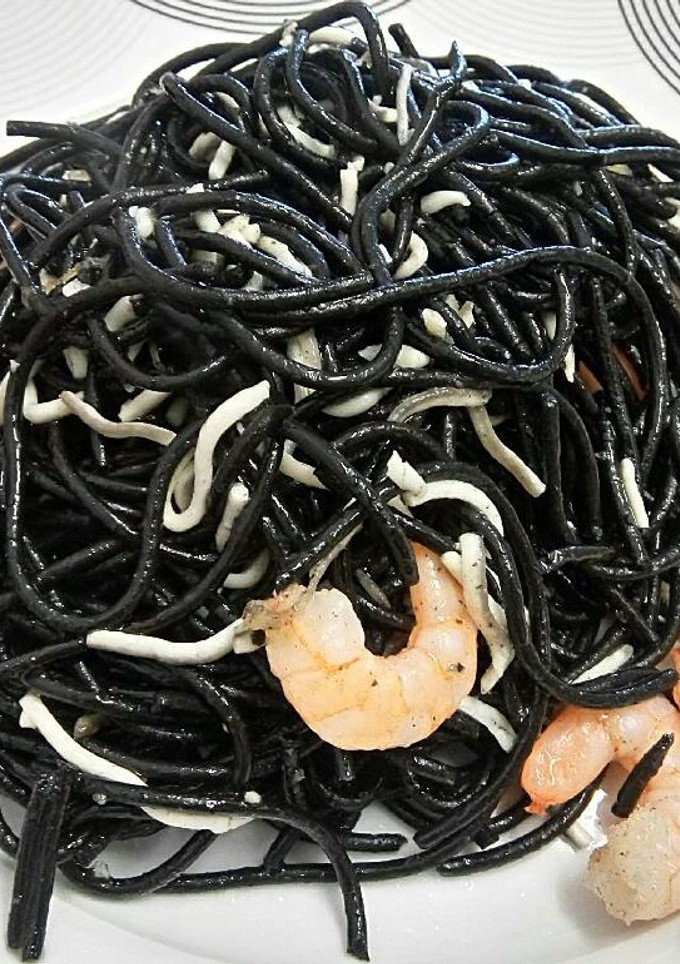 Una foto de Spaghettis negros con gulas y langostinos