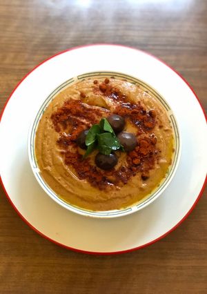 Una foto de HUMMUS de garbanzo y aceitunas negras