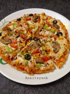 વેજ પીઝા (Veg Pizza Recipe In Gujarati) રેસીપી મુખ્ય ફોટો