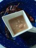 Frijoles al pulque tipo rancho Chiqueros y chiles dorados en asiento de carnitas
