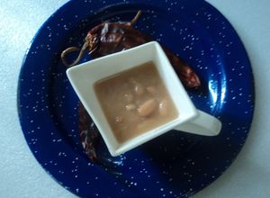 Una foto de Frijoles al pulque tipo rancho Chiqueros y chiles dorados en asiento de carnitas