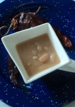 Una foto de Frijoles al pulque tipo rancho Chiqueros y chiles dorados en asiento de carnitas