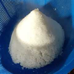 A picture of Memasak Nasi Putih Pakai Asepan dan seeng ala tradisional.