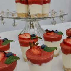 Una foto de SHOTS DE CHEESECAKE DE FRUTILLAS 🍓