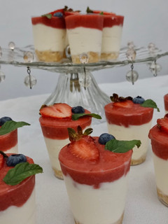 Una foto de SHOTS DE CHEESECAKE DE FRUTILLAS 🍓