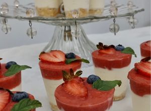 Una foto de SHOTS DE CHEESECAKE DE FRUTILLAS 🍓