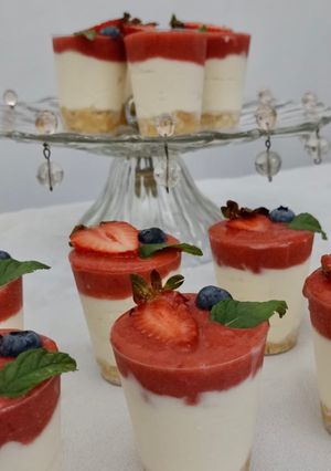 Una foto de SHOTS DE CHEESECAKE DE FRUTILLAS 🍓