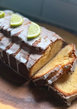 A picture of Vanilla poundcake with lime glaze 🍋‍🟩.