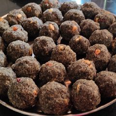 A picture of Rice flakes ladoo.