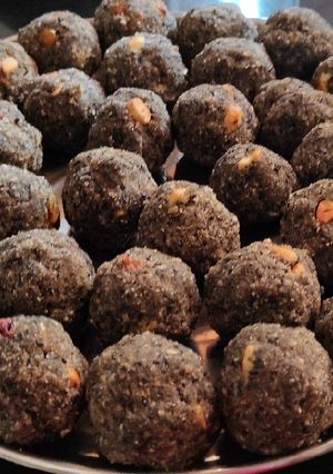 A picture of Rice flakes ladoo.