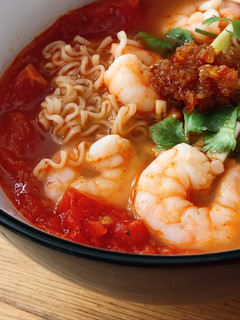Hình của món Mì Gói Mama Tôm Cà Chua & Ớt Sa Tế Siêu Cay 🌶.