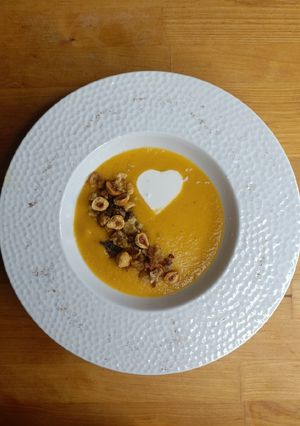 Une photo de 🍂 Velouté Potiron lait de coco et son croustillant châtaigne noisette