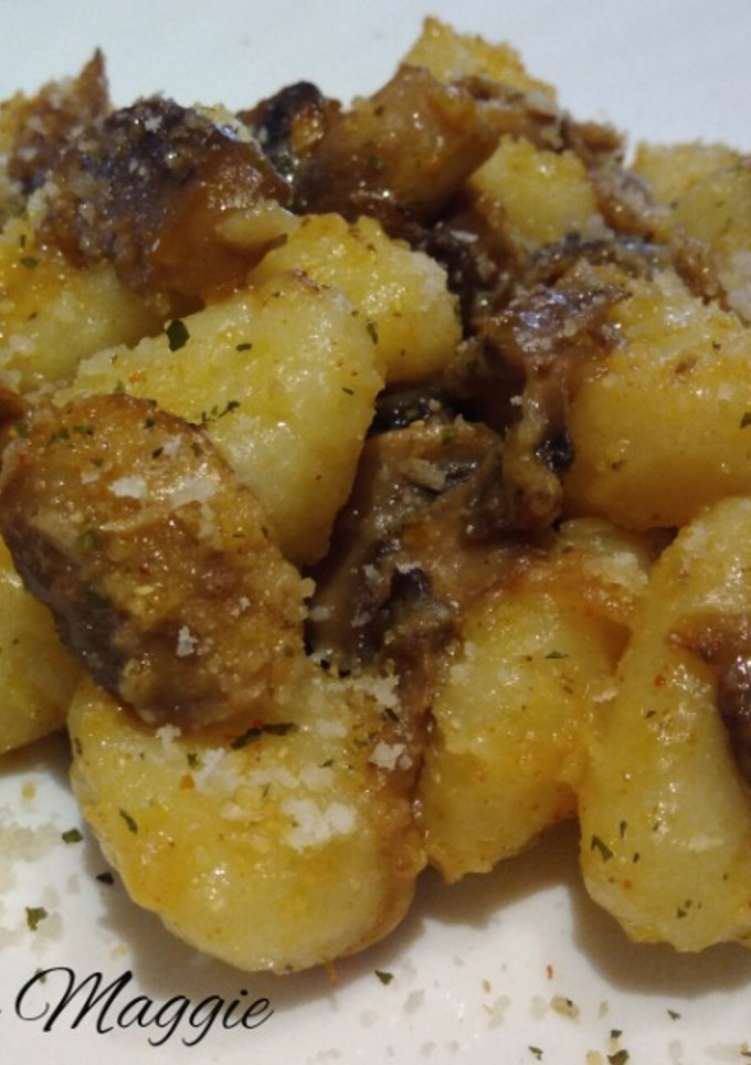 Una foto de Ñoquis de patata con champiñones al vino