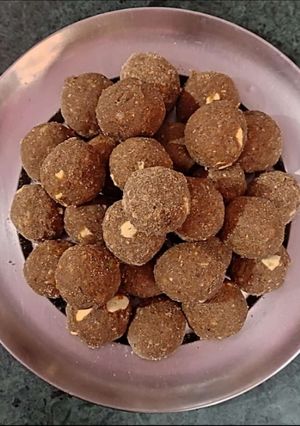 गोंड के लड्डू (gond ke ladoo recipe in Hindi) रेसिपी मुख्य फोटो