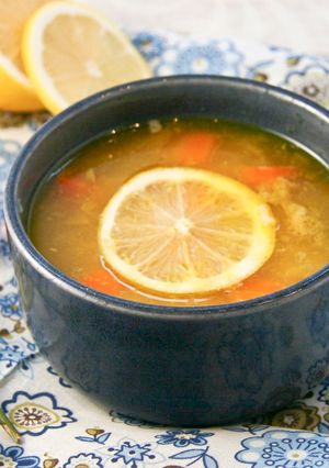 Une photo de Soupe grecque au riz et au citron (Avgolemono)