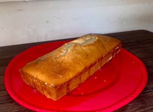 Una foto de Budín de vainilla fácil, con glaseado real de limón