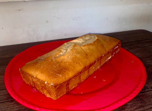 Una foto de Budín de vainilla fácil, con glaseado real de limón