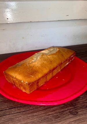 Una foto de Budín de vainilla fácil, con glaseado real de limón