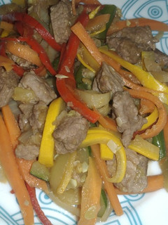 Una foto de Wok de verduras con carne de res