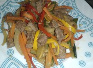 Una foto de Wok de verduras con carne de res