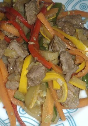 Una foto de Wok de verduras con carne de res