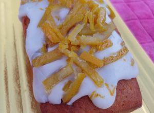 Una foto de Budín de naranja 🍊 con glasé y cascaritas confitadas