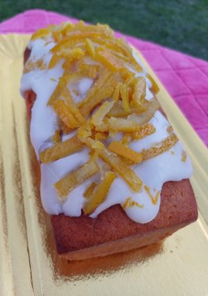 Una foto de Budín de naranja 🍊 con glasé y cascaritas confitadas