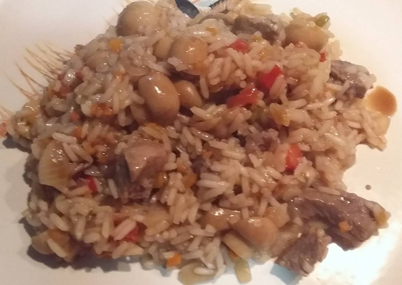 Arroz con carne y champiñones