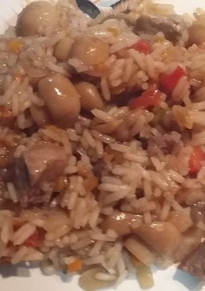 Una foto de Arroz con carne y champiñones