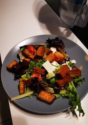 Une photo de Salade au tofu fumé