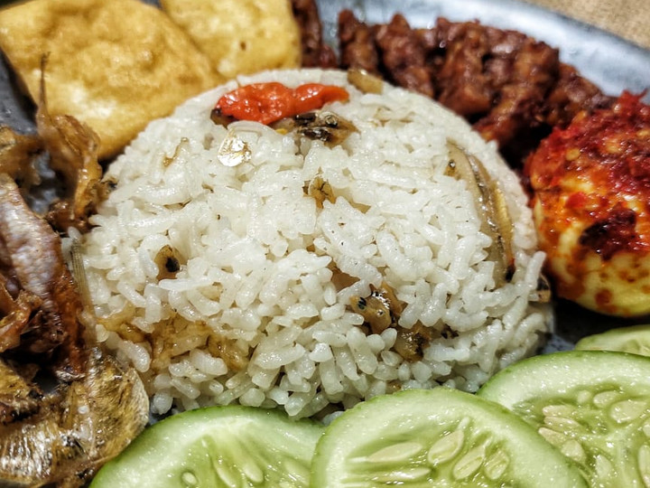 Langkah Mudah untuk Membuat Nasi Liwet Ikan Teri yang Lezat Sekali