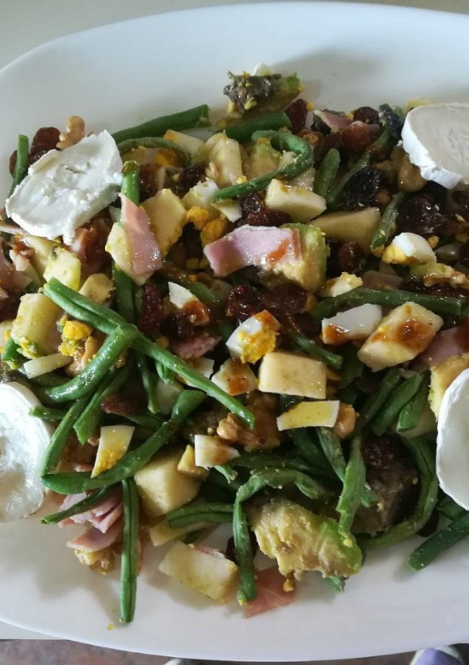Una foto de Ensalada de judías verdes, pasas y nueces