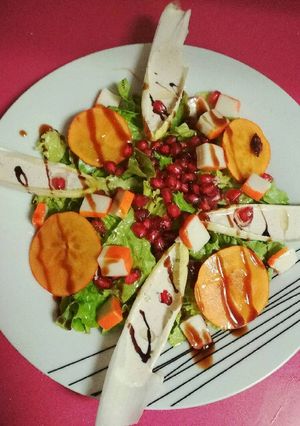 Una foto de Ensalada invernal con endivias al queso y Kaki