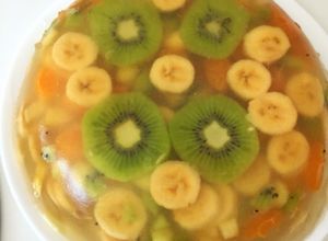 Una foto de Gelatina de frutas 🥝🍊🍎🍌