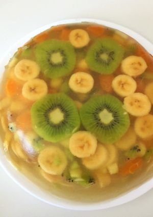 Una foto de Gelatina de frutas 🥝🍊🍎🍌