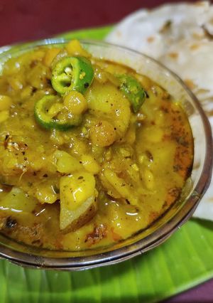 মিষ্টির দোকানে মতো আলুর তরকারি (Alur torkari recipe in Bengali) রেসিপির প্রধান ছবি