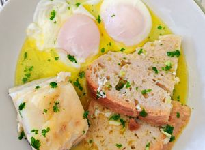 Foto de Açorda alentejana de bacalhau e coentros