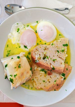 Foto de Açorda alentejana de bacalhau e coentros