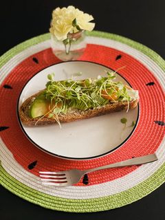 Hình của món Bánh mì nguyên cám bơ cream cheese và rau mầm healthy đủ chất cho người ăn kiêng.