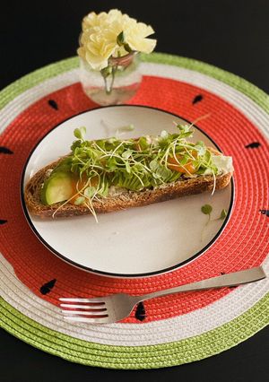 Hình của món Bánh mì nguyên cám bơ cream cheese và rau mầm healthy đủ chất cho người ăn kiêng.
