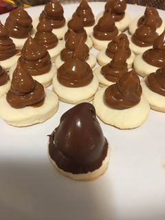 Una foto de Conitos de dulce de leche y alfajores