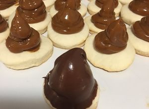 Una foto de Conitos de dulce de leche y alfajores