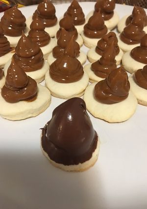 Una foto de Conitos de dulce de leche y alfajores