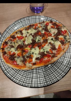 Une photo de Bruschetta au bleue Auvergne, poivron rouge et viande hachée
